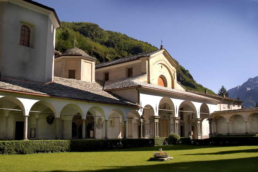 La Collegiata di S. Lorenzo ospita al suo interno il Museo del Tesoro