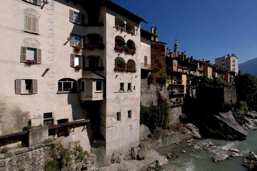 Scorcio dal fiume Mera sull'abitato di Chiavenna