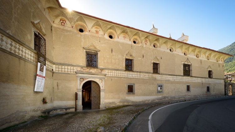 Palazzo Besta, a Teglio, è uno dei più importanti palazzi storici della Valtellina con lo spettacolare cortile interno e le sue stanze raffiguranti scene dell’Eneide