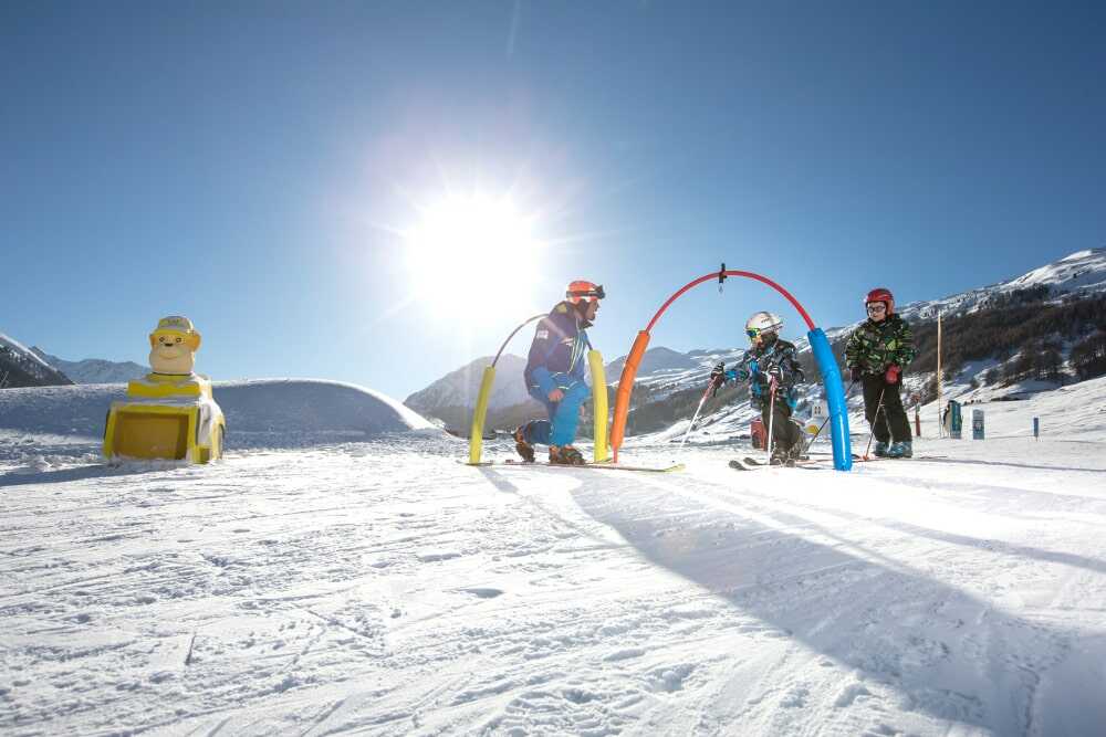 Imparare a sciare divertendosi: in Valtellina sono numerose le scuole sci che organizzano corsi per i bambini