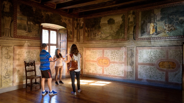 Palazzo Besta, a Teglio, è uno dei più importanti palazzi storici della Valtellina con lo spettacolare cortile interno e le sue stanze raffiguranti scene dell’Eneide