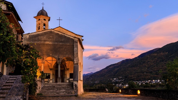 Sul versante retico della Valtellina, alle porte di Sondrio, arroccato su uno sperone di roccia sorge il Santuario della Sassella