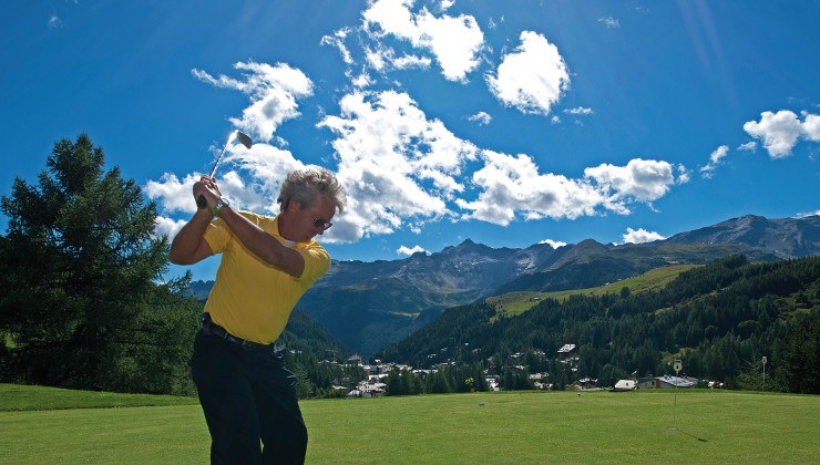 Circondato da vette spesso innevate anche nel mese di luglio, il Golf Club Madesimo permette di praticare piacevolmente il gioco del golf durante i caldi mesi estivi