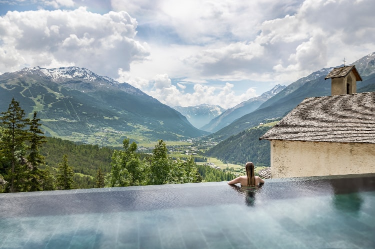 La vasca panoramica esterna di QC Terme Bagni Vecchi, con vista sulla conca di Bormio