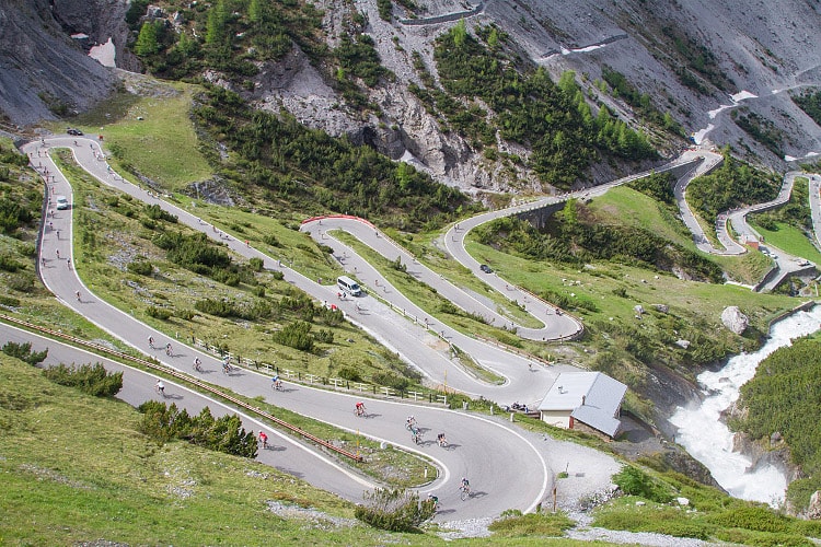 I famosi tornanti del Passo dello Stelvio, un must per gli amanti del ciclismo su strada