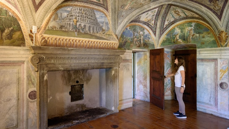 Palazzo Besta, a Teglio, è uno dei più importanti palazzi storici della Valtellina con lo spettacolare cortile interno e le sue stanze raffiguranti scene dell’Eneide