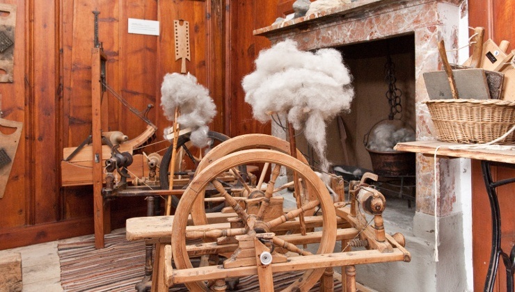 Tra le sale del Museo Civico di Bormio, interessante quella che propone una raccolta di filatoi, a testimonianza dell'importante attività tessile femminile del passato